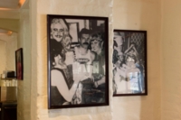 Zwei Bilder mit Freddie Mercury aus den Achtzigerjahren im Hotel Deutsche Eiche in M&uuml;nchen