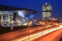 BMW-Welt und BMW-Museum beleuchtet bei Nacht