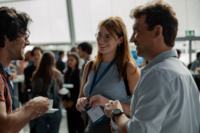 Drei Personen stehen auf der Graphene Week in der BMW Welt M&uuml;nchen zusammen.