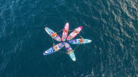 Sechs Personen machen SUP Yoga auf dem Starnberger See.