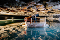 Familie auf der Besichtigungsplattform des Spiegelsees im Salzbergwerk Berchtesgaden