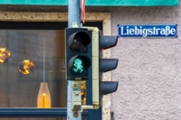 Die Fu&szlig;g&auml;ngerampel im M&uuml;nchner Stadtteil Lehel steht auf gr&uuml;n und zeigt anstelle eines Fu&szlig;g&auml;ngersymbols den Pumuckl.