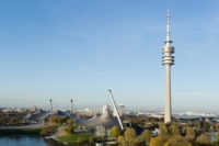 Olympiaturm und Olympiaschwimmhalle im Olympiapark in M&uuml;nchen w&auml;hrend des Herbstes.
