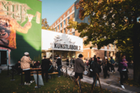 Many people in front of the entrance of the Kunstlabor 2 in Munich in the sunshine