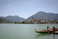 Un bateau et l'&eacute;glise de Rottach-Egern au bord du lac Tegernsee pr&egrave;s de Munich