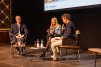 Kathrin Steinbeck und die Moderatoren auf dem Tourismustag 2025 in M&uuml;nchen.