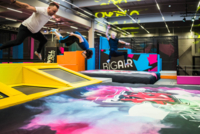 Personen springen auf einem Trampolin in der MAXXArena in Gr&ouml;benzell.
