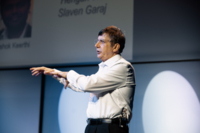 Ein Mann steht auf einer B&uuml;hne bei der Graphene Week M&uuml;nchen.