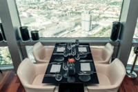 Ein gedeckter Tisch im 181 Restaurant im Olympiaturm in M&uuml;nchen.