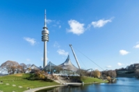 Die Seeb&uuml;hne im Olympiapark in M&uuml;nchen mit dem Olympiaturm im Hintergrund.