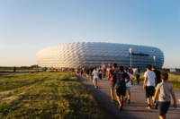 Menschen auf dem Weg zur Allianz Arena in M&uuml;nchen.