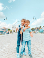 Two children eating sweets at K&ouml;nigsplatz in summer.