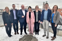 Mehrere Personen stehen bei einem Delegationsbesuch auf einem Gruppenfoto zusammen.
