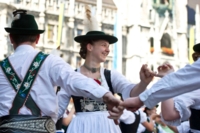 Volkst&auml;nzer vor dem Neuen Rathaus am M&uuml;nchner Marienplatz