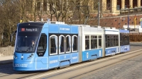 Eine Jubiläumstram der MVG M&uuml;nchen f&auml;hrt &uuml;ber die Maximiliansbr&uuml;cke