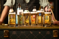Auf einem Bartresen stehen sechs verschiedene M&uuml;nchner bei einem Biertasting im Hotel Vier Jahreszeiten