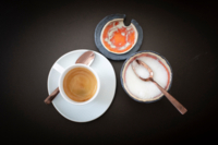 Ein Espresso neben einem Sch&auml;lchen Zucker
