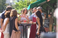 Eine Gruppe bei einer Probiertour auf dem Viktualienmarkt in M&uuml;nchen
