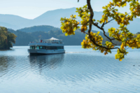Ein Schiff der Flotte der Staffelseeschifffahrt bei einer herbstlichen Rundfahrt auf dem See.