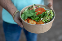 Eine Sch&uuml;ssel mit H&uuml;hnerfleisch, Babyspinat, eingelegten gr&uuml;nen Mungbohnen und Tomaten-Ingwer-Chutney vom Deli Tadka im Werksviertel in M&uuml;nchen