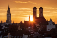 Sonnenuntergang &uuml;ber M&uuml;nchen mit der Frauenkirche und dem Neuen Rathaus.