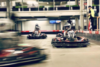 Mehrere Fahrer sind auf der Kartstrecke im Kart Palast in M&uuml;nchen.