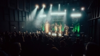 Die Jazzrausch Big Band spielt vor Publikum auf einer B&uuml;hne im Bergson Kunstkraftwerk