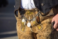 Ein Detailfoto von Lederhosen inklusive Charivari - einem traditionellen Schmuckst&uuml;ck - auf dem Oktoberfest in M&uuml;nchen.