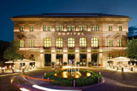 Das Sofitel Hotel in M&uuml;nchen bei abendlicher Beleuchtung.
