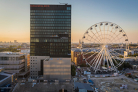 Blick &uuml;ber das Werksviertel in M&uuml;nchen mit Hotel Adina und Riesenrad