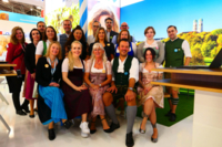 Die Partner*innen des Kongressb&uuml;ros trugen traditionelle bayerische Tracht auf der IBTM World 2022.