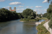Blick von der Wittelsbacherbr&uuml;cke auf die Isar und Maximilianskirche in M&uuml;nchen