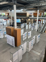 Blick auf verschiedene Infotafeln auf der European Stroke Organisation Conference 2023 in der Messe M&uuml;nchen.