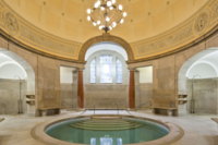 Blick auf ein kleines Wasserbecken im M&uuml;ller'schen Volksbad in M&uuml;nchen.