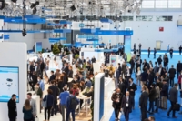 Blick auf das Fachpublikum zwischen den Messest&auml;nden in der Halle C1 der Messe M&uuml;nchen