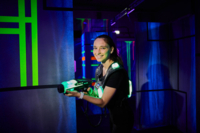 Eine Frau steht mit Lasertag Ausr&uuml;stung in der LaserZone Arena in M&uuml;nchen.