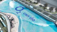 Das Becken der Surftown mit vielen Surfern von oben.