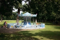 Carrousel &agrave; cha&icirc;nes pour les enfants sur le terrain de jeu du Hirschgarten.