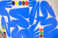 Nahaufnahme eines abstrakten Designs aus Leinen mit blauen Grafiken und bunten Kreisen.