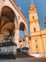 Nina Zasche on the steps of the Feldherrnhalle on Odeonsplatz.