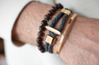 Eine detaillierte Ansicht von einem Armband der Marke Enzo Escoba an einem Handgelenk.