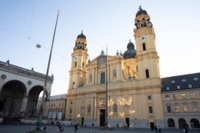 Blick auf die Theatinerkirche am Odeonsplatz in M&uuml;nchen.