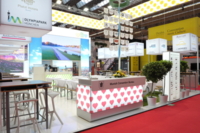 Ansicht Messestand mit Pult, Hochtische und St&uuml;hle und Screen