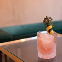 The cocktail "Thyme Smash" at the bar The High in Munich.