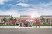 Eingangsbereich mit Fahnen zur Motorworld in M&uuml;nchen