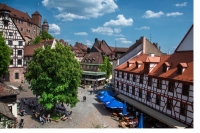 Blick &uuml;ber den Platz am Tierg&auml;rtner Tor mit sch&ouml;nen Fachwerkfassaden und Blick auf die Kaiserburg im Hintergrund.