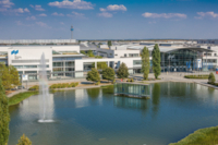 Blick auf die Messe M&uuml;nchen und den davor liegenden See.