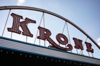 Leuchtschrift des Circus Krone vor Himmel im Stadtteil Maxvorstadt in M&uuml;nchen