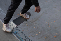 Ein Mann &uuml;bt in einem M&uuml;nchner Skatepark das skaten in einer Bowl.