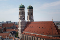 Die Frauenkirche mit ihren zwei T&uuml;rmen und dem roten Ziegeldach